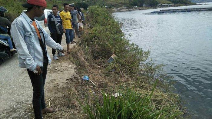 Fortuner jatuh ke danau Toba