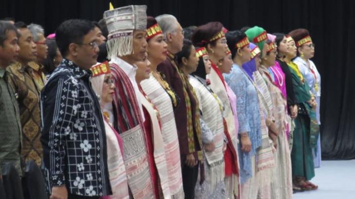 Jokowi berpakaian Batak di dekranas Jokowi berpakaian Batak di dekranas