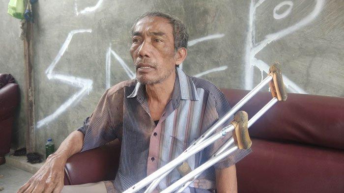 Ayah Stefan Sihombing, Poltak Sihombing saat ditemui di rumah duka, Kamis (21/2/2019). (Tribun Medan)