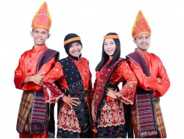 Suryadi (paling kiri), bersama ‘grup’ Tortor-nya, yang beranggotakan Pemuda Indonesia dalam rangkaian kegiatan seni budaya program AIYEP (doc. Youth Publisher)