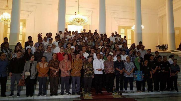 Para pengusaha kopi indonesia berfoto bersama presiden jokowi