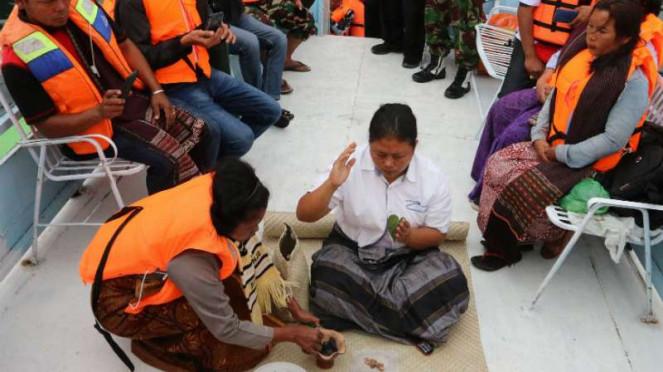 ritual kapal tenggelam di danau toba