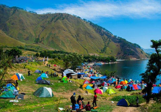 Berkemah di pulau samosit