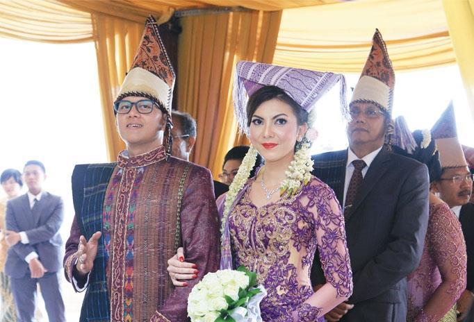Pasangan engantin dalam pakaian adat simalungun