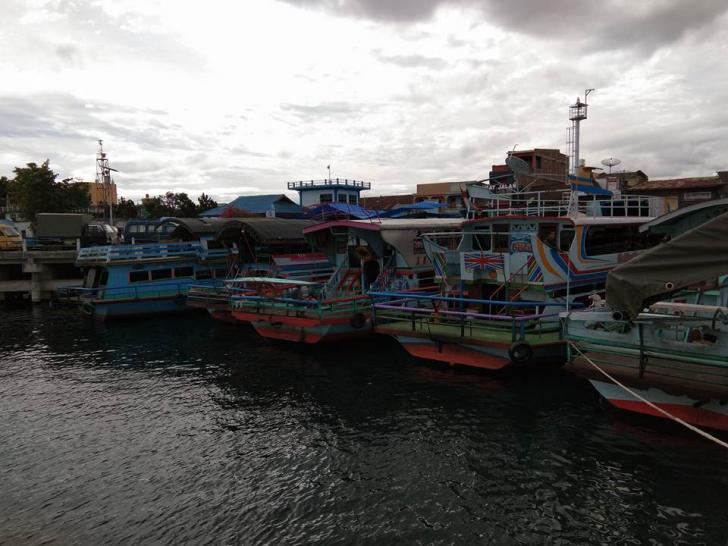 kapal motor di pelabuhan balige