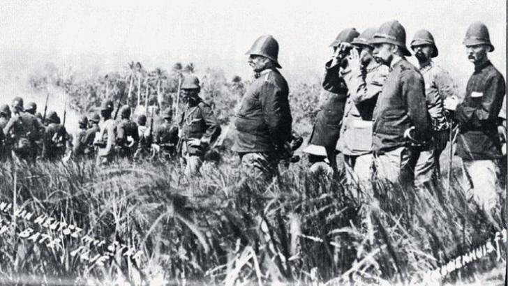 Pasukan marsose dalam melacak persembunyian gerilyawan