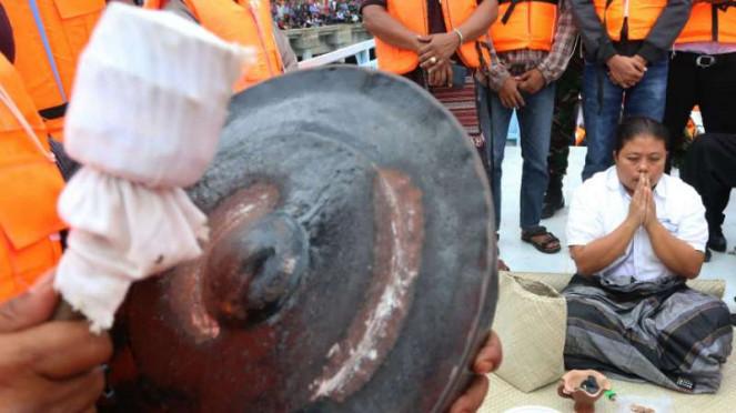ritual kapal tenggelam di danau toba