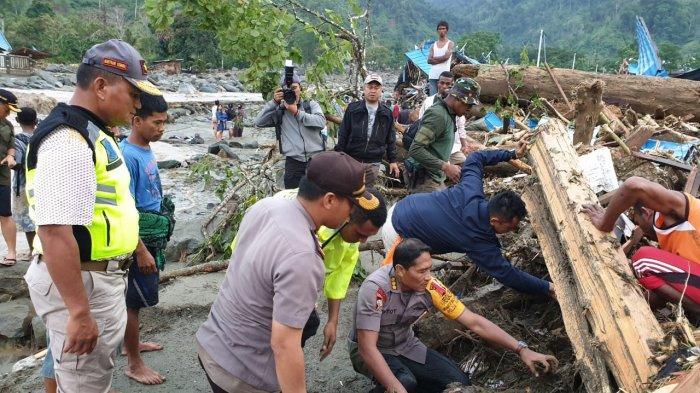 Kapolda papua bantu evakuasi korban banjir di papua